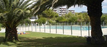 Sea views from a beautiful building, ideally located in Cassis near the harbour