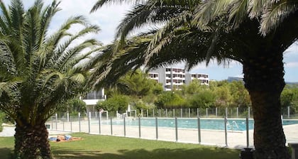 Sea views from a beautiful building, ideally located in Cassis near the harbour