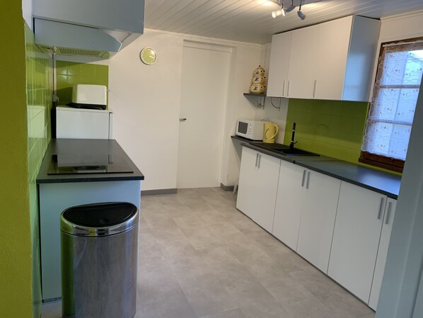 Kylskåp, mikrovågsugn, ugn och spishäll