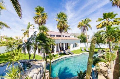 Amazing 6,000 sqft house sleeps 10, walk to Beach, Shops and Restaurants