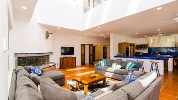 Smart TV, videogames, mesa de pingue-pongue, livros