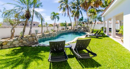 Amazing 6,000 sqft house sleeps 10, walk to Beach, Shops and Restaurants