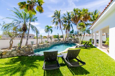 Amazing 6,000 sqft house sleeps 10, walk to Beach, Shops and Restaurants