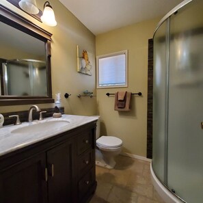 Een douche, een haardroger, handdoeken