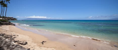En la playa, camastros y toallas de playa