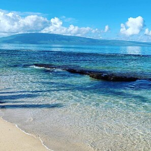 Plage, chaises longues, serviettes de plage