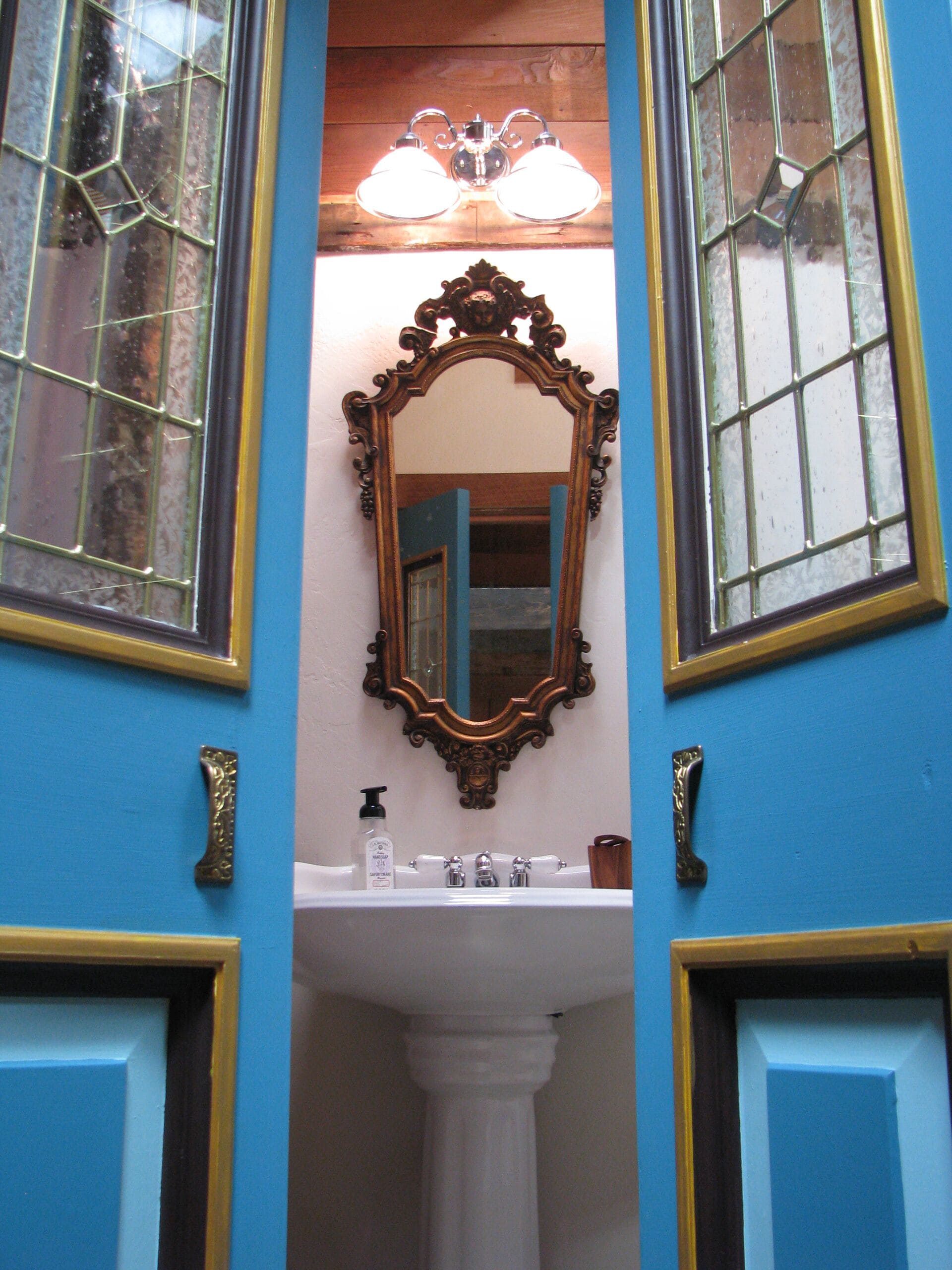 Ensemble douche/baignoire, sèche-cheveux, serviettes fournies, savon