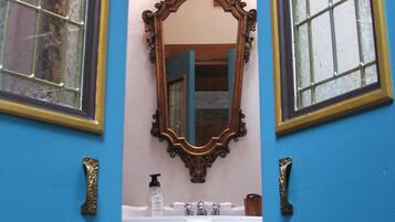 Ensemble baignoire-douche, séchoir à cheveux, serviettes fournies, savon