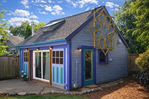 Exterior - Magic Barn, Walk Score 93! (Portland)