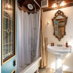 Ensemble douche/baignoire, sĂšche-cheveux, serviettes fournies, savon