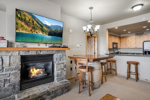 Ski in/Out Penthouse Condo - Beautiful valley and mountain views /  hot tub