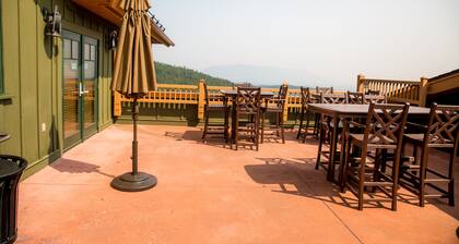 Ski in/Out Penthouse Condo - Beautiful valley and mountain views / hot tub