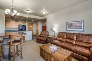 Smart TV, fireplace, stereo