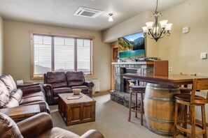 Smart TV, fireplace, stereo