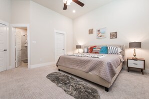 3 bedrooms, iron/ironing board, WiFi, bed sheets - POOLING AROUND in College Station!!  Contemporary Townhome in Great Location! (College Station)