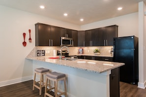 Kjøleskap, mikrobølgeovn, ovn og kokeplater