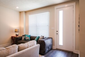 TV, fireplace - POOLING AROUND in College Station!!  Contemporary Townhome in Great Location! (College Station)