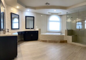 Baignoire, séchoir à cheveux, papier de toilette