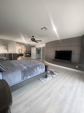 4 bedrooms, iron/ironing board, free WiFi, bed sheets - 5 bedrooms home in the Greenvalley area. 30 days minimum rental/Pet Friendly (Henderson)