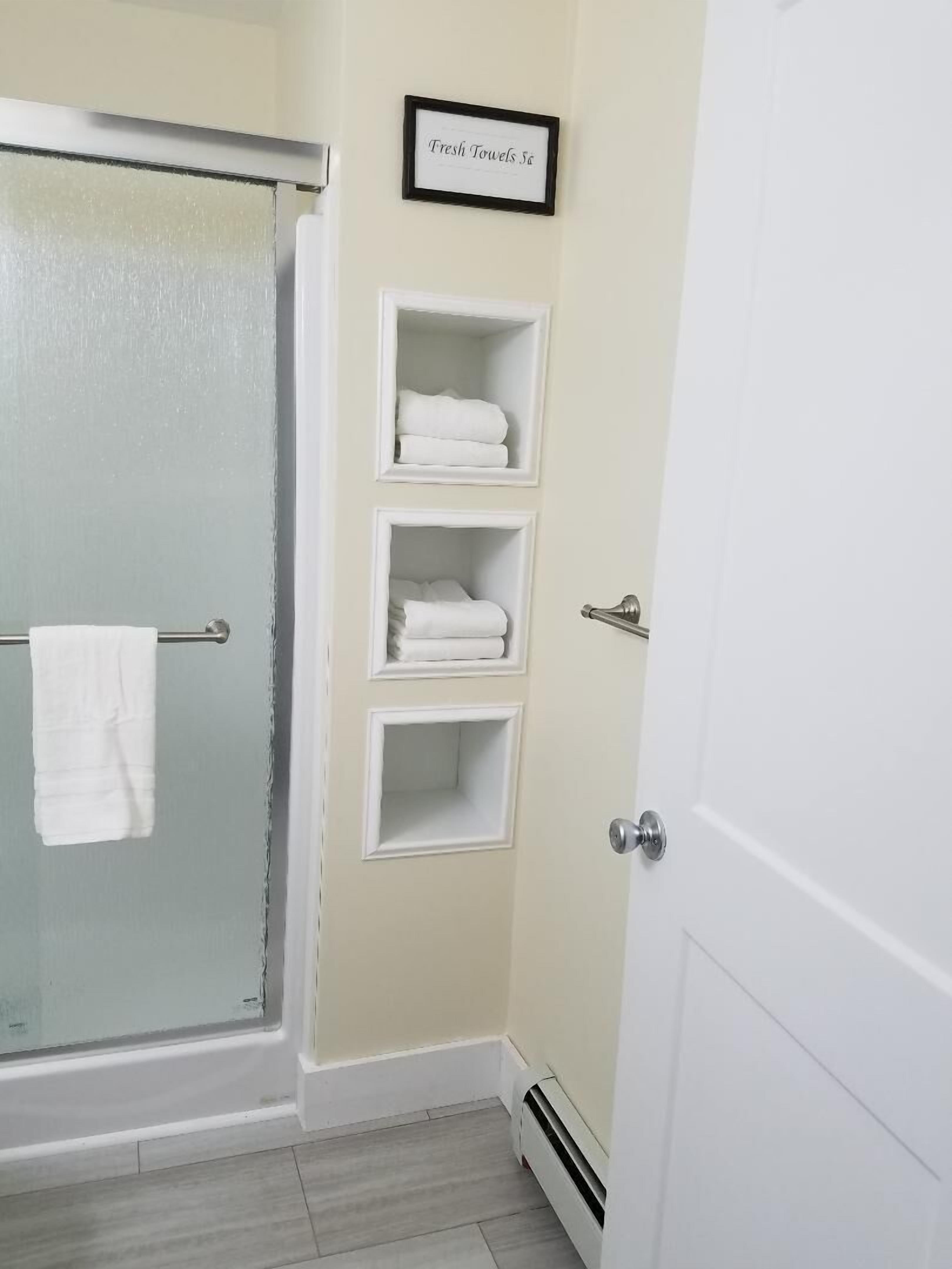 Douche, sèche-cheveux, serviettes fournies, papier toilette