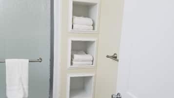 Douche, sĂšche-cheveux, serviettes fournies, papier toilette