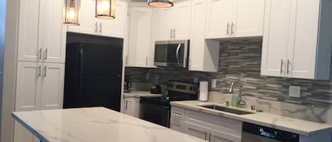 Geladeira, micro-ondas, fogão, cooktop