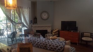 TV, fireplace, DVD player - Ideally centrally located apartment in the South Coast Metro (Costa Mesa)