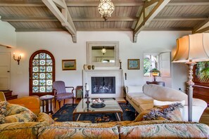 Smart TV, fireplace, books, stereo