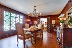 Dining - Romantic Spanish Home, Private Pool, Walk to Beach (La Jolla)