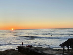 Beach nearby, sun loungers, beach towels