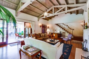 Smart TV, fireplace, books, stereo