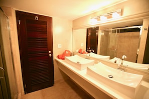 Shower, hair dryer, towels, soap - Renovated Best Location, Amazing water views, right on beach, ocean front-B-107  (Smith Bay)