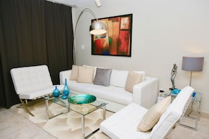 Fernseher, DVD-Player, Bücher, Videothek