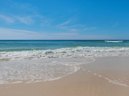 PRIVATE BEACH/POOLACCESS- Coastal Chic-Outdoor Courtyard-4 Bikes Included