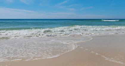 PRIVATE BEACH/POOLACCESS- Coastal Chic-Outdoor Courtyard-4 Bikes Included