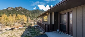 One of VRBO's Top Rated Estes Park Vacation Homes! 4 bed, 3 bath with Hot Tub