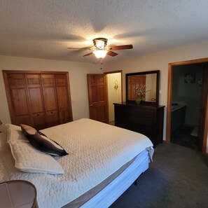 4 bedrooms, desk, iron/ironing board, free WiFi - One of VRBO's Top Rated Estes Park Vacation Homes! 4 bed, 3 bath with Hot Tub (Estes Park)