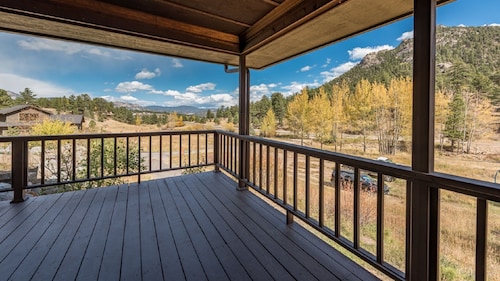 One of VRBO's Top Rated Estes Park Vacation Homes! 4 bed, 3 bath with Hot Tub
