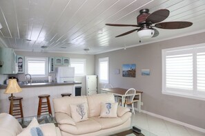 Een televisie en een kantoor