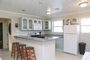 Een koelkast, een magnetron, een oven, een kookplaat