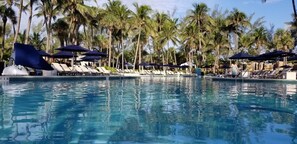 A heated pool - 4,000+ sq ft beachfront residence + PRIVATE BEACH Resort & Spa by Marriott (Fort Lauderdale)
