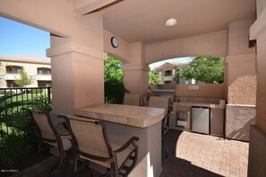 Outdoor dining - Gilbert/Mesa Luxury Resort Condo - 2 Pools, Spa's, Gym, BBQ's, Business Centre (Mesa)