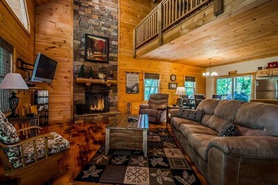 Sunrise Summit | Deluxe 2BR 2.5BA Cabin | Mountain View | Private | Hot Tub