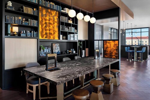 The Oaklander Hotel, Autograph Collection