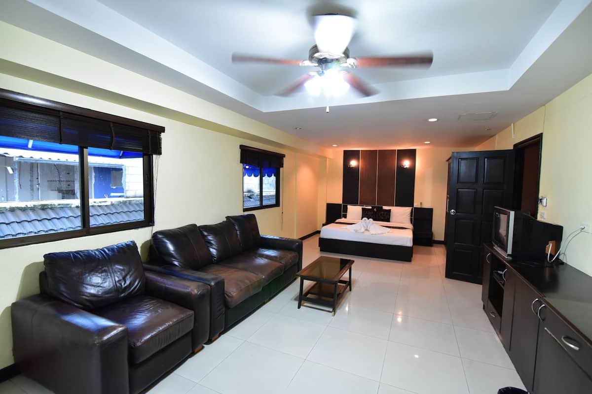 Deluxe Room | In-room safe, blackout drapes, WiFi (free)
