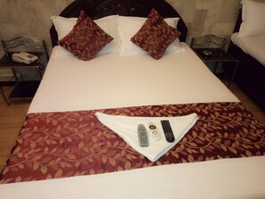 Deluxe Single Room, 1 Single Bed, Accessible, Smoking | 2 bedrooms, cots/infant beds, free WiFi - Hotel Evergreen (Mumbai)