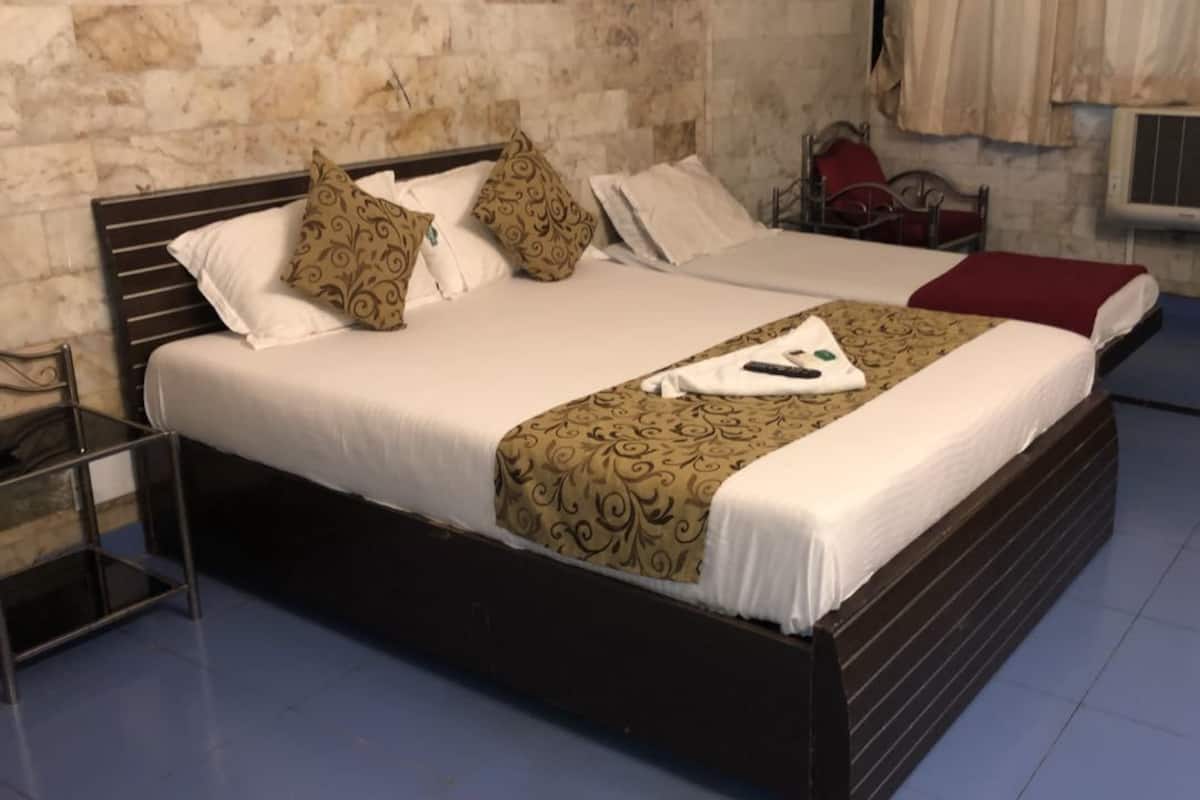 Deluxe Double Room, 1 Double Bed, Accessible, Smoking | 2 bedrooms, cribs/infant beds, free WiFi