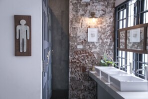 Shower, rainfall showerhead, free toiletries, hair dryer - REST Ari Boutique Hostel (Bangkok)