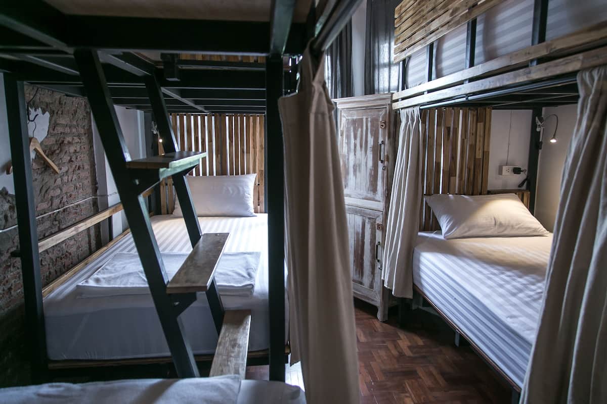 6-Bed in Female Dormitory with Shared Bathroom | WiFi (free), bed sheets