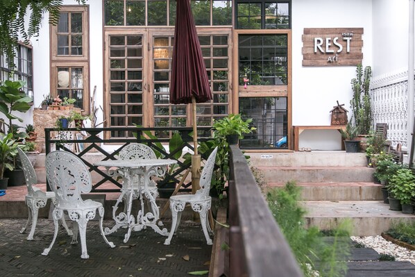 Terrace/patio - REST Ari Boutique Hostel (Bangkok)